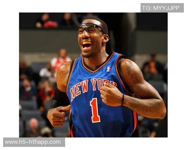 小斯重返赛场展现壮实身材太阳揭幕战再现昔日小霸王风采